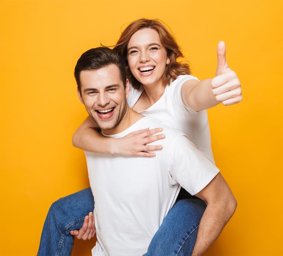 Un chico y una chica que están contentos porque saben gestionar sus finanzas en pareja