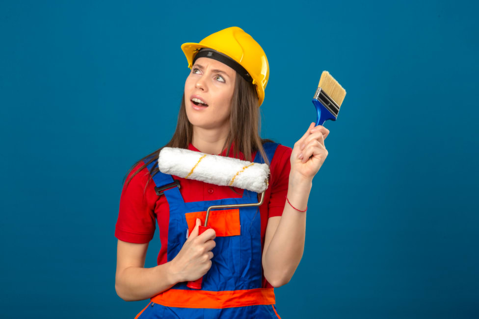 Mujer reformando su vivienda