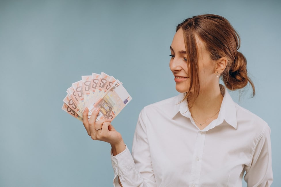 Mujer consigue dinero con los mejores préstamos personales