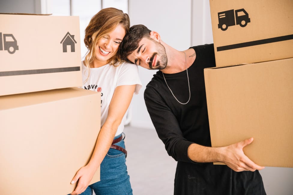 Pareja joven compra casa