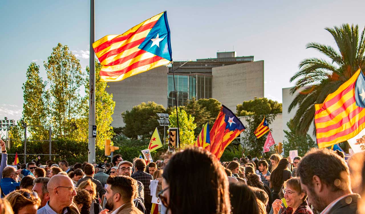 Manifestación con baderas estelades de Cataluña