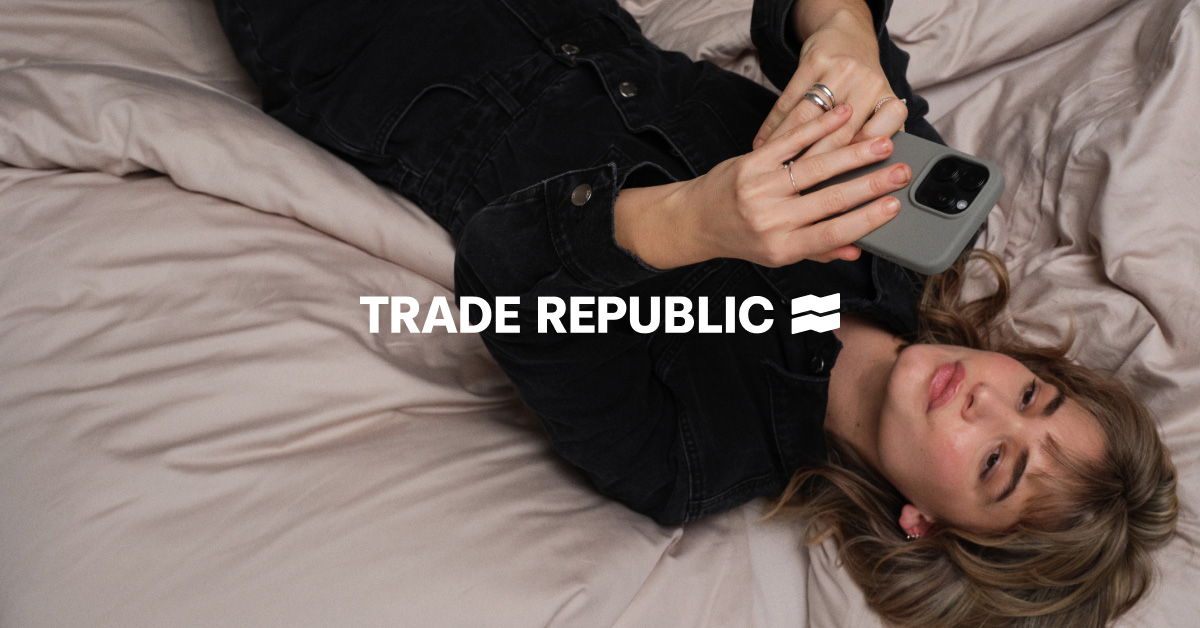 Persona acostada en la cama usando un teléfono inteligente, con el texto "TRADE REPUBLIC" superpuesto.
