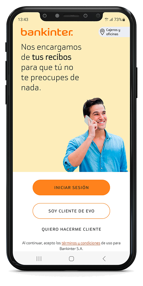 Pantalla de teléfono inteligente que muestra una aplicación de Bankinter con un hombre sonriente en una llamada y opciones de inicio de sesión en español.