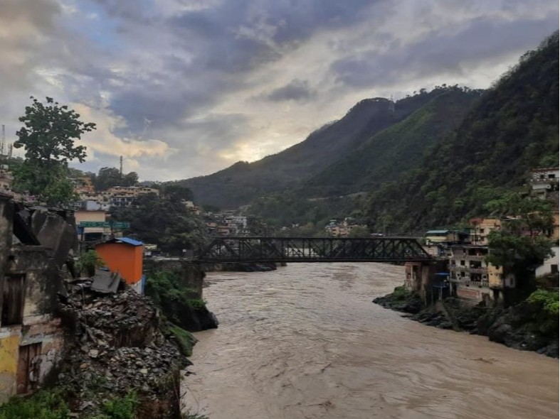 उत्तराखंड में लगातार बारिश से बढ़ा खतरा, अलकनंदा और मंदाकिनी नदियों का जलस्तर बढ़ा; प्रशासन हाई अलर्ट पर