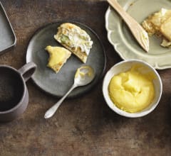 Scones med brynt smör, gurkyoghurt, citroncurd och ägg med ansjovisspread