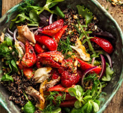 Sommarbowl med rökt makrill, quinoa, babyspenat & peppriga jordgubbar