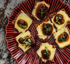 Cheddar på pepparkaksdigestive med fikonmarmelad och timjan