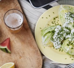 Klyftsallad med krämig örtdressing