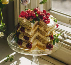 Victoria sponge cake med lemon curd och röda bär