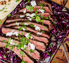 Taco med flankstek, rödkålsröra och vitost