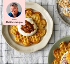 Frasvåfflor med nutella, grädde med hjortronsylt eller crème fraiche & sikrom