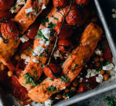 Ugnsbakad lax med harissa, kikärter, rostad paprika, körsbärs- tomater och feta