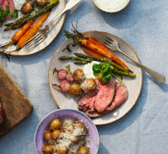 Lammstek provencal bakad i olivolja med ugnsrostad parmesanpotatis, grillade primörer och örtsås