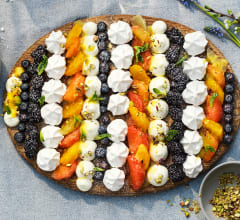 Marängdessert med passionsfruktskräm, citrus och vispad grädde
