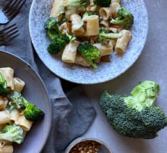 Krämig ostpasta med rostad broccoli och pinjenötter