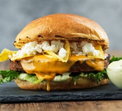 Vegoburgare med avokadomajo, nachochips & fetaost