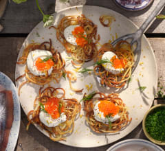 Snurriga potatissnittar med crème fraiche och rom