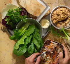 Wrap med krämig pulled chicken, kålsallad & saltgurka