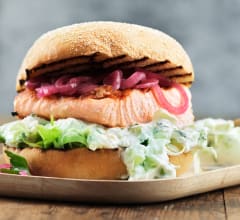Laxburgare med citrontzatsiki & picklad lök