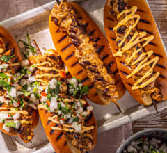 Små Chicken Kebabs i korvbröd med löksalsa och chilimajonnäs