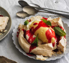 Smashed pavlova med mangosorbet och hallon