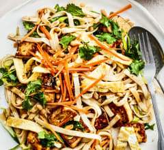 Asiatisk nudelsallad med marinerad tofu