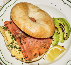 Brunchbagel med gravad lax och japansk omelett