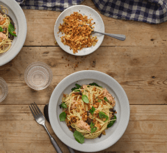 Spaghetti med tonfisk, oliver och brödkrisp