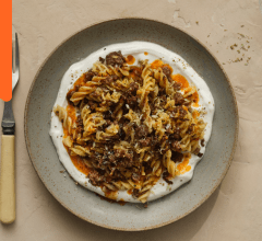 Pasta med färs, yoghurt och brynt chilismör