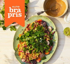 Nudlar med krispiga vårgrönsaker och tahinidressing
