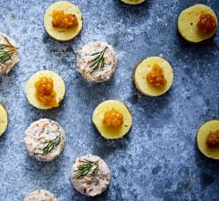 Kanapéer med varmrökt laxröra & kavringssnittar med cheddar och hjortron