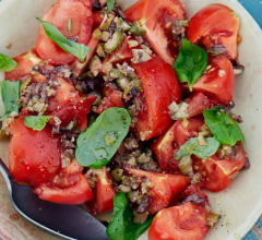 Tomatsallad med kapris- & olivdressing
