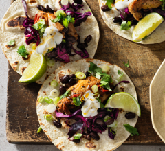 Tacos med kyckling, kål och svarta bönor