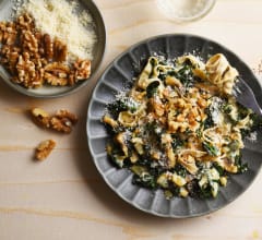 Bönpasta med grönkål, parmesan och valnötter