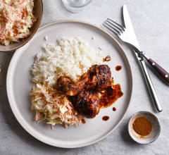 Chicken drumsticks med ris och coleslaw