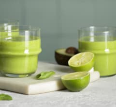 Grön smoothie med avokado, spenat och ingefära
