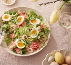 Avokadosallad med räkor, ingefärspicklad rädisa och sesamdressing