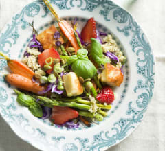 Matig vårsallad med quinoa, sparris och jordgubbar