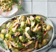 Dragonpotatissallad med varmrökt lax och citronbönor