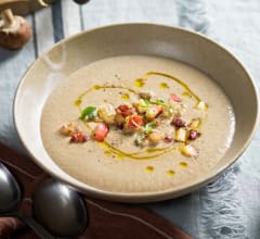 Svampsoppa med knaprigt bacon- och äpplesmul