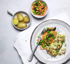 Fisk med gräslökstäcke och bönsallad