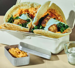 Pita med fläskfärsbullar och rotfruktssallad