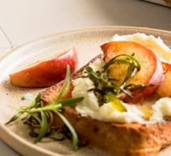 Fattiga riddare med vispad brie och rosmarinstekta äpplen