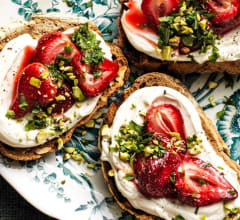 Surdegstoast med mascarpone, ugnsrostade jordgubbar, mynta & pistagenötter