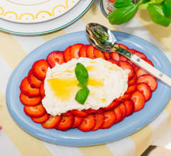 Vispad ricotta med jordgubbssallad