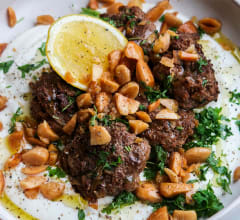 Kryddiga färsbiffar med krämig citron- och fetaoströra