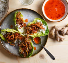 Asiatisk färspanna med sweet chili i salladsblad