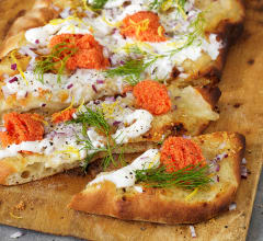 Pinsa med fluffig citronmascarpone, rom och rödlök