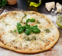 Vegetarisk pizza med pesto, mozzarella och pecorino