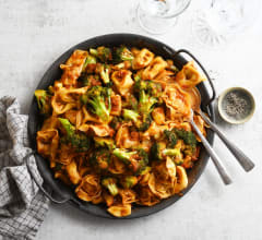 Tortelloni mozzarella med tomatpestosås och broccoli
